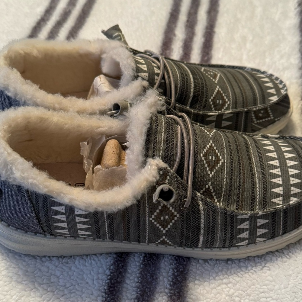 Hey Dudes Size 9 women’s